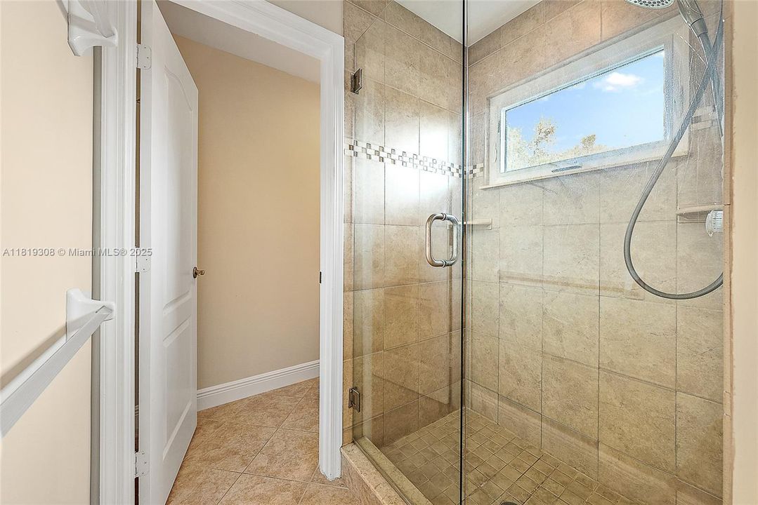 Vendido Recientemente: $1,250,000 (4 camas, 3 baños, 2935 Pies cuadrados)