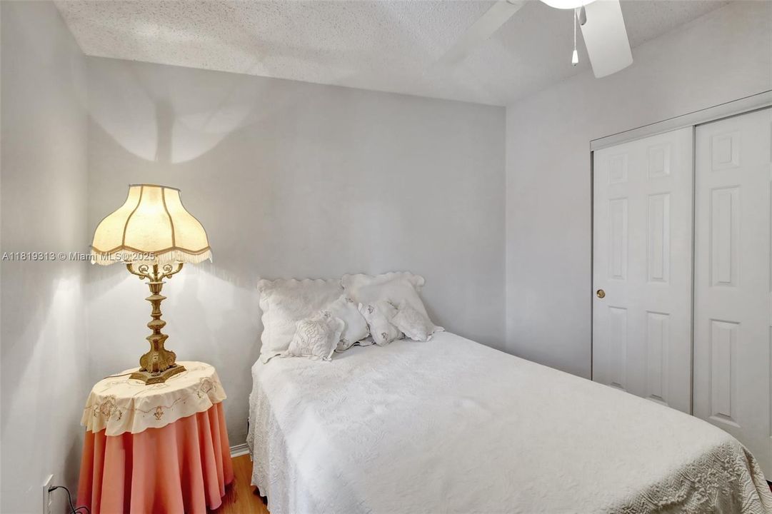 Vendido Recientemente: $349,900 (4 camas, 2 baños, 1898 Pies cuadrados)