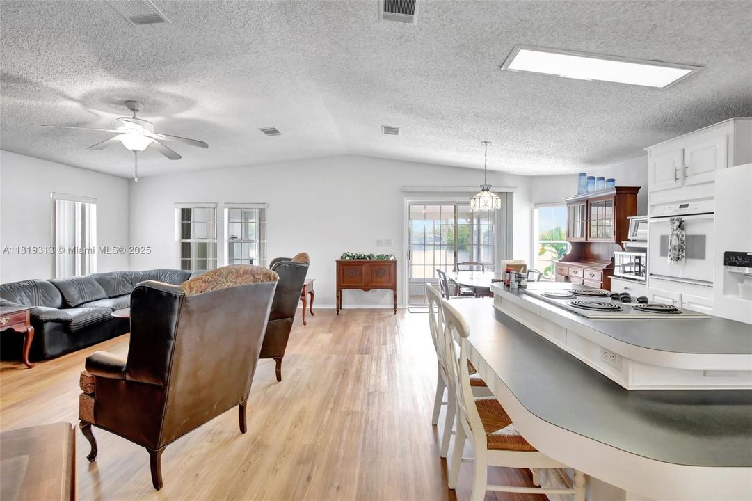 Vendido Recientemente: $349,900 (4 camas, 2 baños, 1898 Pies cuadrados)