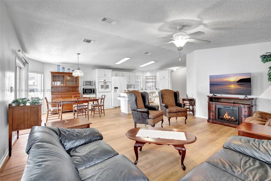 Vendido Recientemente: $349,900 (4 camas, 2 baños, 1898 Pies cuadrados)