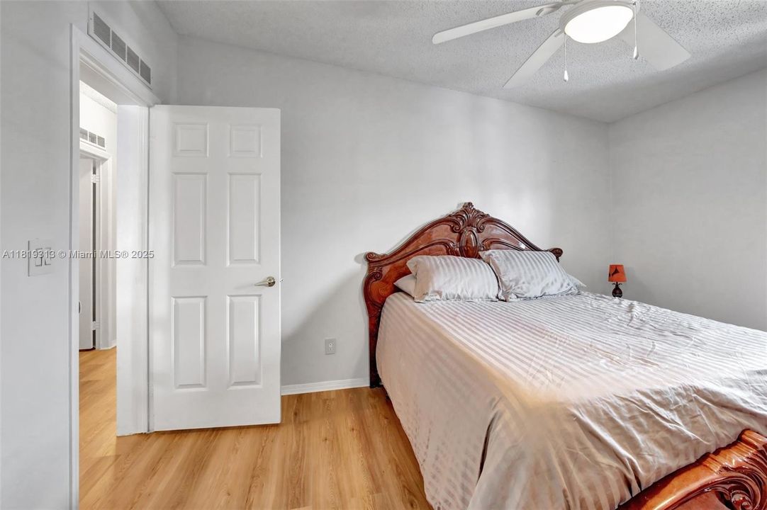 Vendido Recientemente: $349,900 (4 camas, 2 baños, 1898 Pies cuadrados)