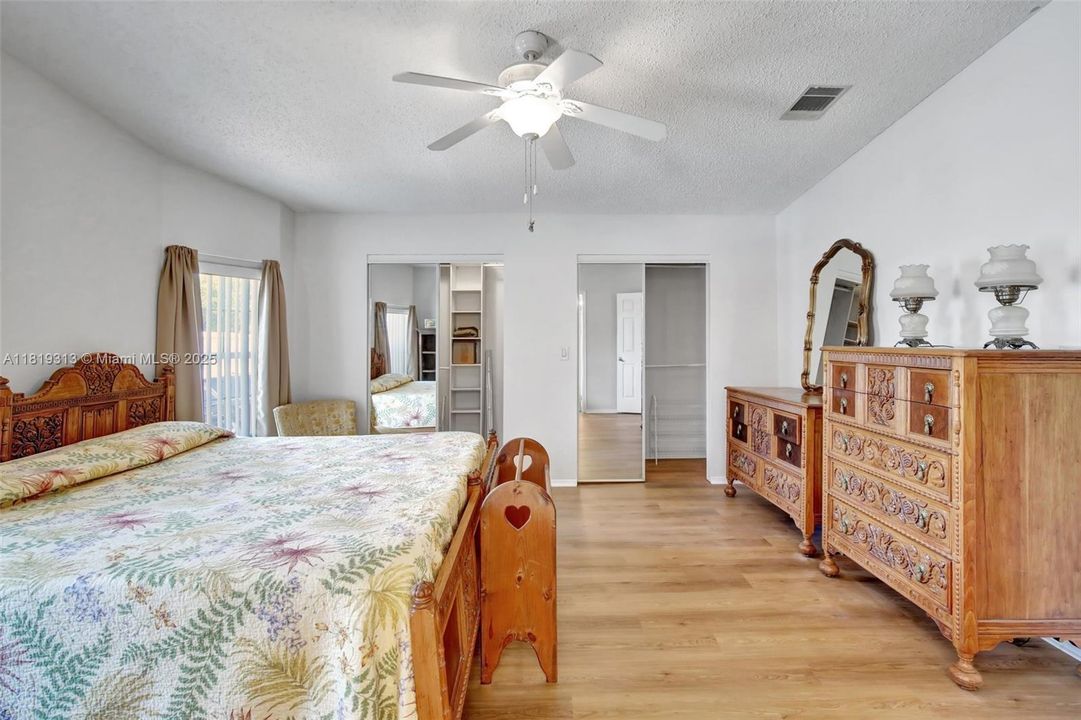 Vendido Recientemente: $349,900 (4 camas, 2 baños, 1898 Pies cuadrados)