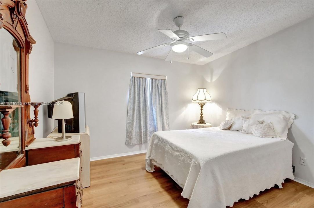 Vendido Recientemente: $349,900 (4 camas, 2 baños, 1898 Pies cuadrados)