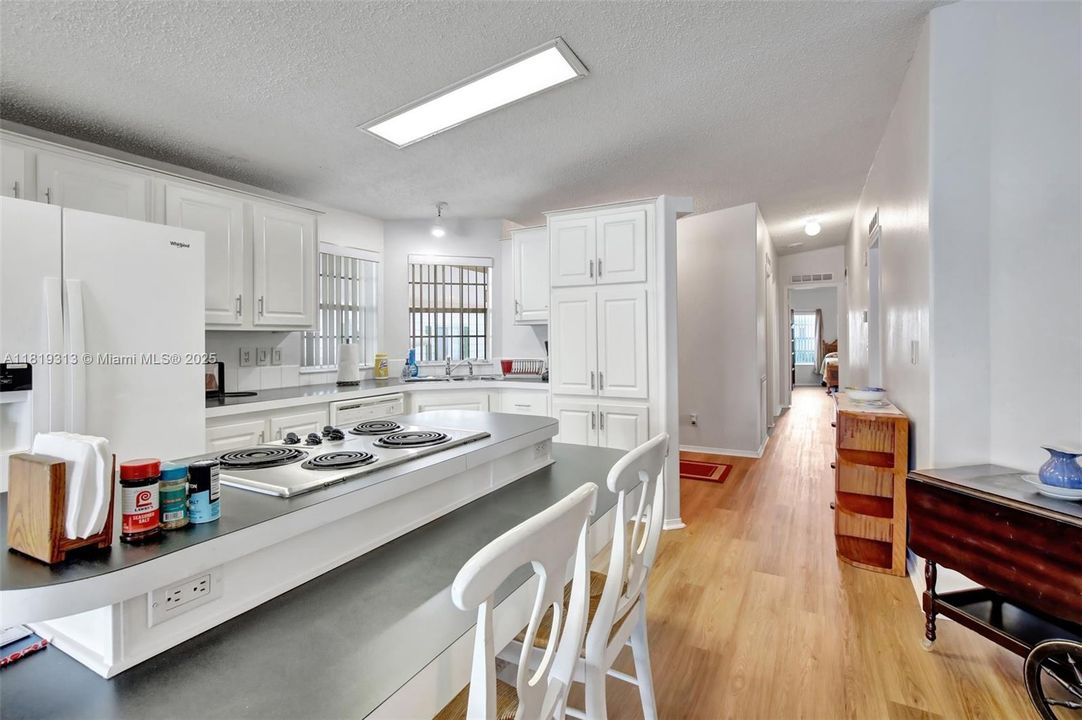 Vendido Recientemente: $349,900 (4 camas, 2 baños, 1898 Pies cuadrados)