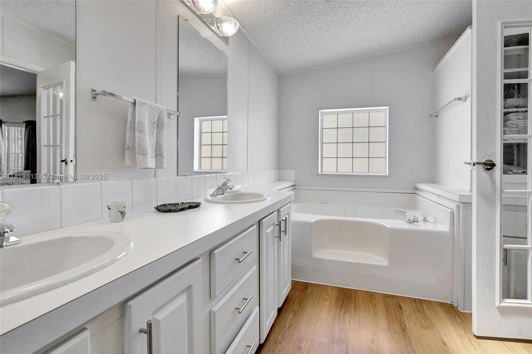 Vendido Recientemente: $349,900 (4 camas, 2 baños, 1898 Pies cuadrados)