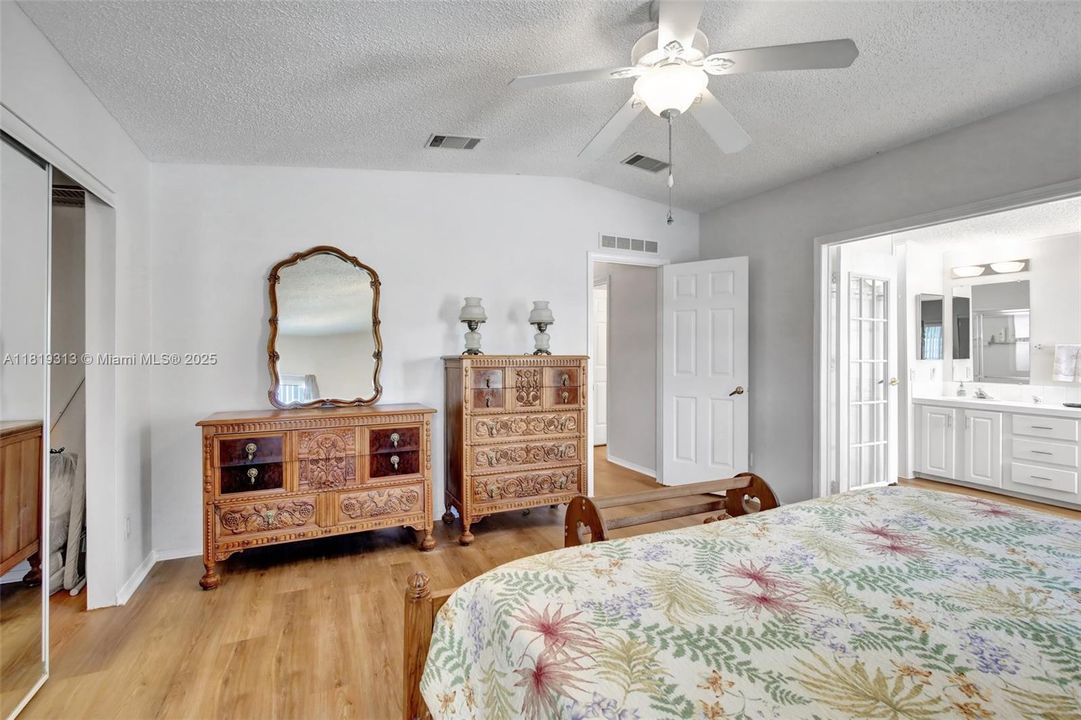 Vendido Recientemente: $349,900 (4 camas, 2 baños, 1898 Pies cuadrados)