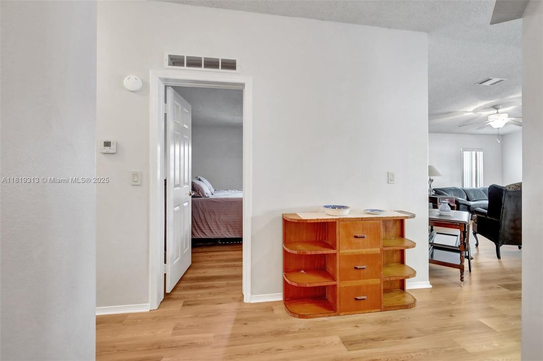 Vendido Recientemente: $349,900 (4 camas, 2 baños, 1898 Pies cuadrados)