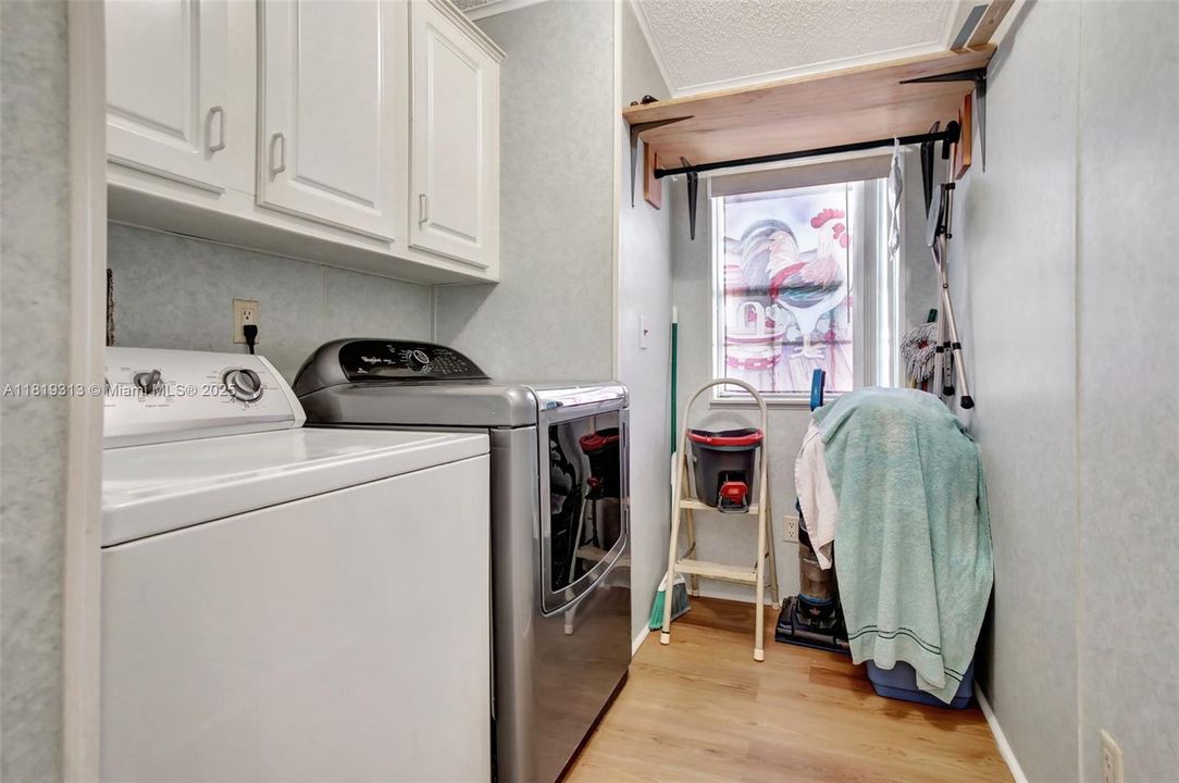 Vendido Recientemente: $349,900 (4 camas, 2 baños, 1898 Pies cuadrados)