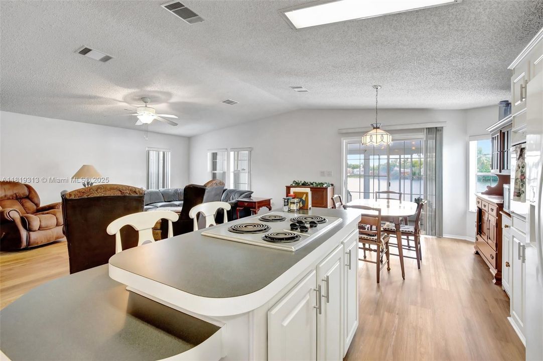 Vendido Recientemente: $349,900 (4 camas, 2 baños, 1898 Pies cuadrados)