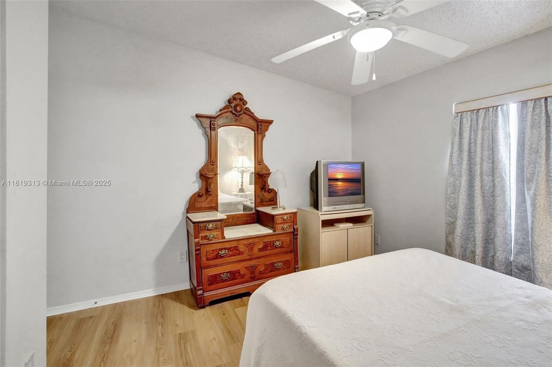 Vendido Recientemente: $349,900 (4 camas, 2 baños, 1898 Pies cuadrados)