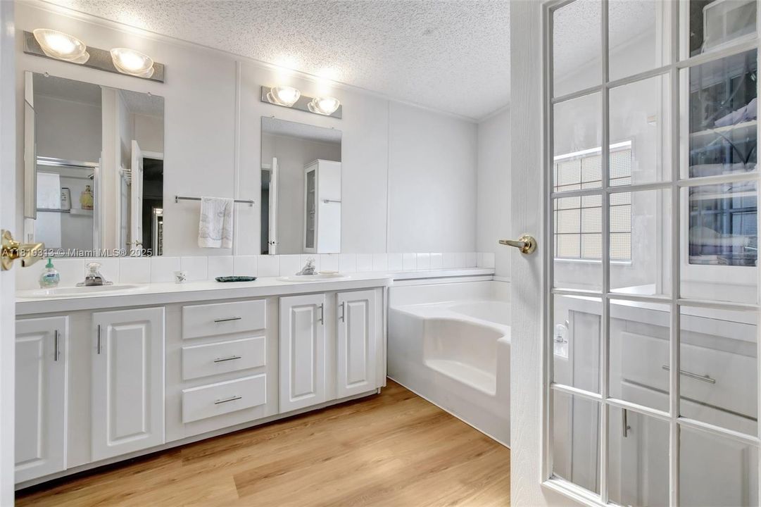 Vendido Recientemente: $349,900 (4 camas, 2 baños, 1898 Pies cuadrados)