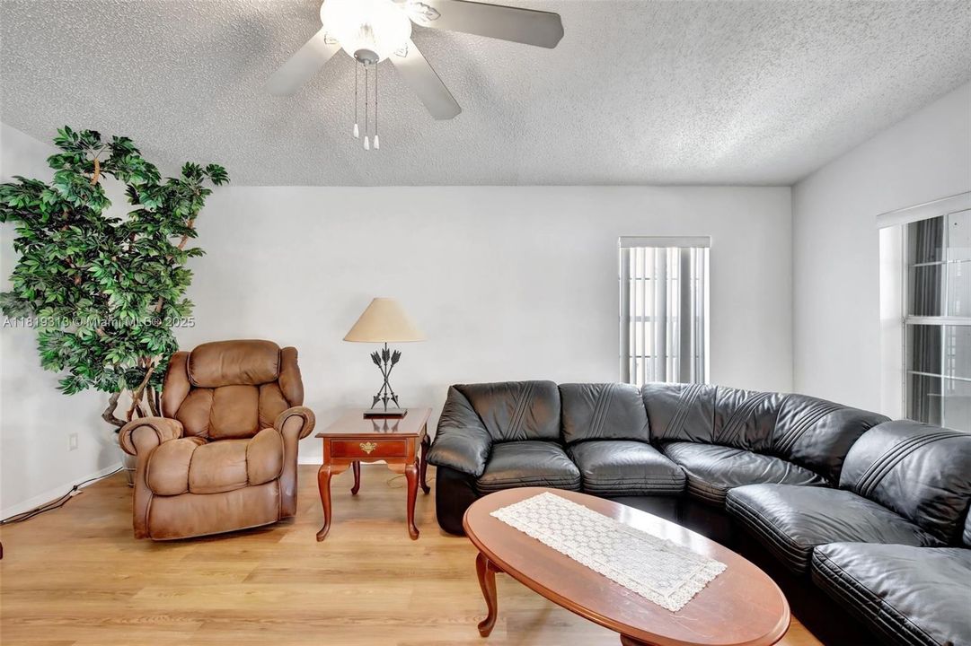 Vendido Recientemente: $349,900 (4 camas, 2 baños, 1898 Pies cuadrados)