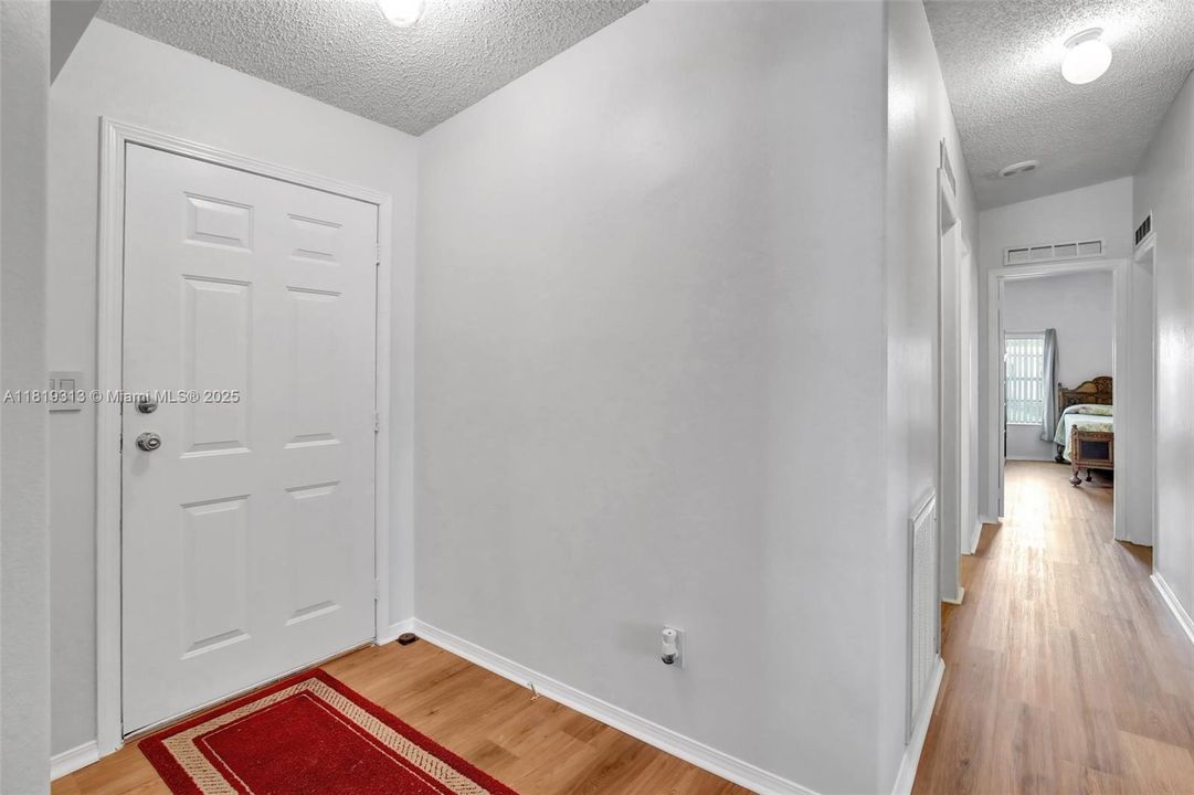 Vendido Recientemente: $349,900 (4 camas, 2 baños, 1898 Pies cuadrados)