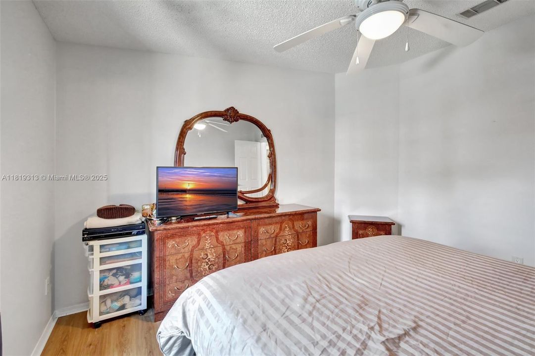 Vendido Recientemente: $349,900 (4 camas, 2 baños, 1898 Pies cuadrados)