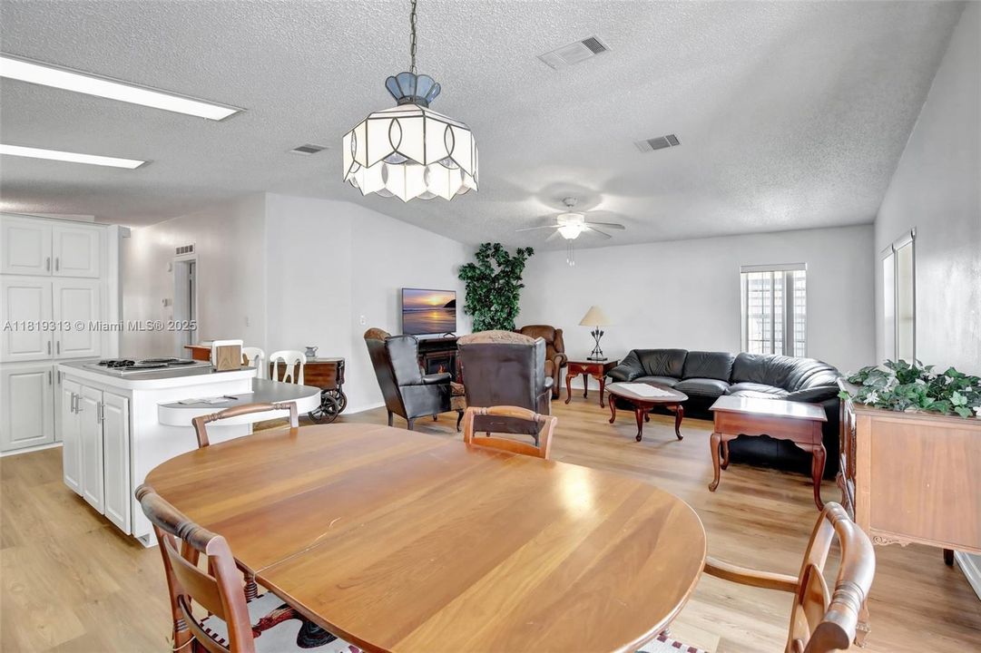 Vendido Recientemente: $349,900 (4 camas, 2 baños, 1898 Pies cuadrados)