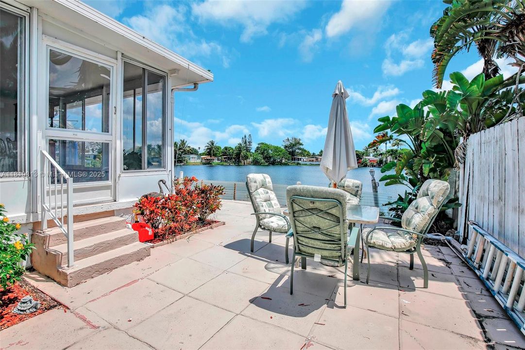 Vendido Recientemente: $349,900 (4 camas, 2 baños, 1898 Pies cuadrados)