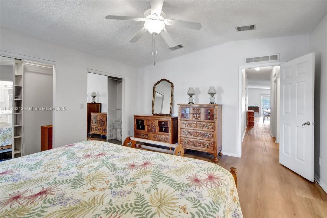 Vendido Recientemente: $349,900 (4 camas, 2 baños, 1898 Pies cuadrados)