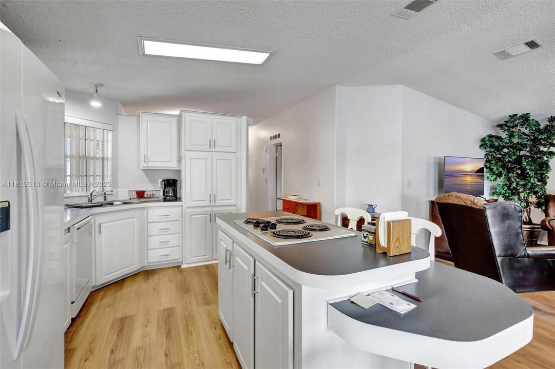 Vendido Recientemente: $349,900 (4 camas, 2 baños, 1898 Pies cuadrados)