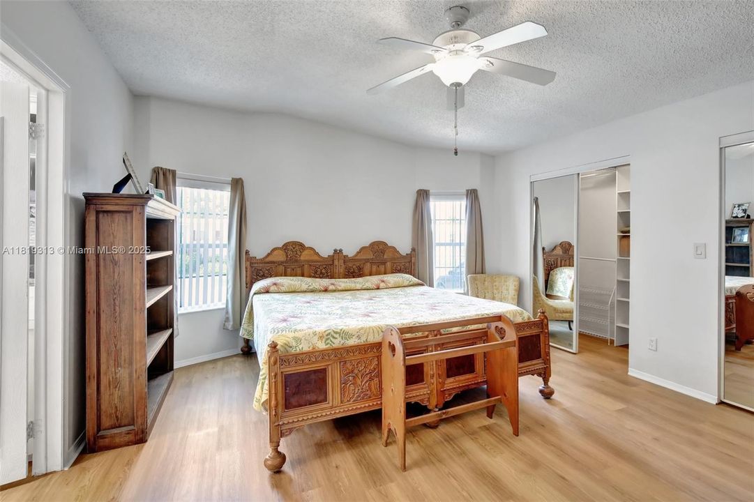 Vendido Recientemente: $349,900 (4 camas, 2 baños, 1898 Pies cuadrados)