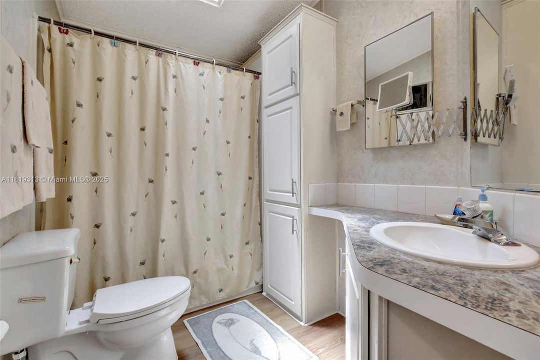 Vendido Recientemente: $349,900 (4 camas, 2 baños, 1898 Pies cuadrados)