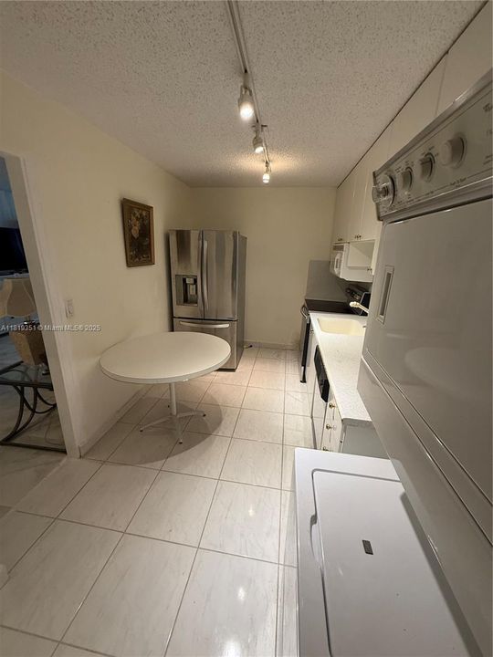 For Sale: $499,999 (1 beds, 2 baths, 848 Square Feet)