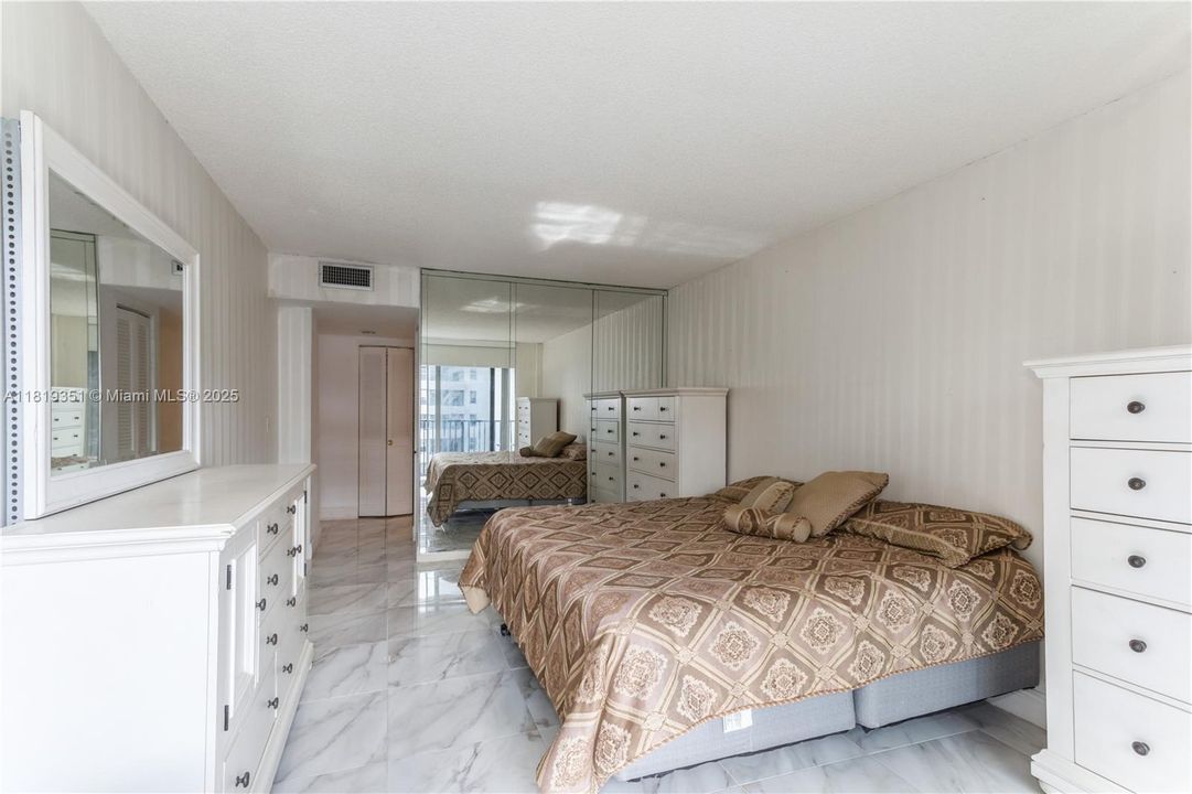 For Sale: $499,999 (1 beds, 2 baths, 848 Square Feet)