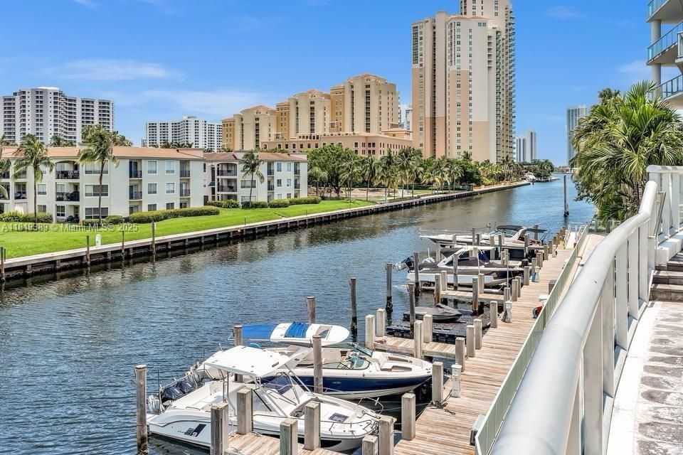 Недавно продано: $760,000 (3 спален, 2 ванн, 1798 Квадратных фут)