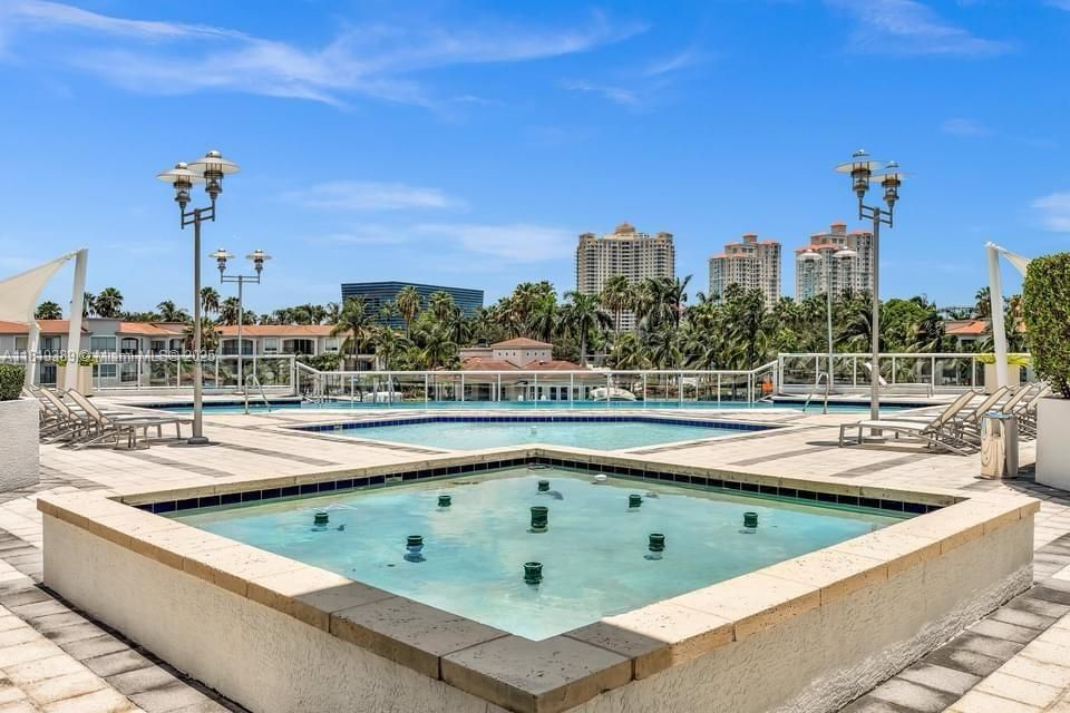 Недавно продано: $760,000 (3 спален, 2 ванн, 1798 Квадратных фут)