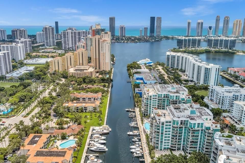 Недавно продано: $760,000 (3 спален, 2 ванн, 1798 Квадратных фут)