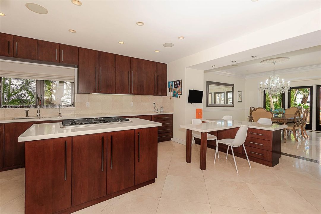 На продажу: $13,999,000 (6 спален, 5 ванн, 5809 Квадратных фут)