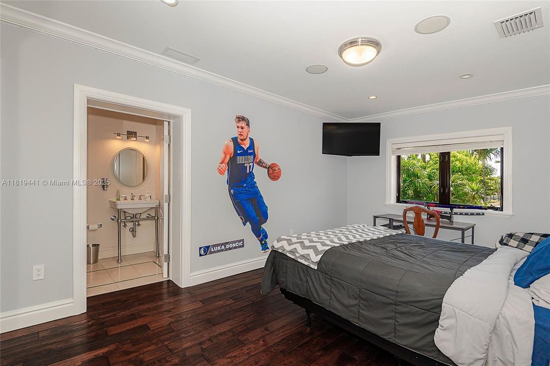 На продажу: $13,999,000 (6 спален, 5 ванн, 5809 Квадратных фут)