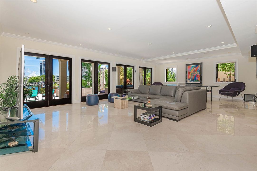 На продажу: $13,999,000 (6 спален, 5 ванн, 5809 Квадратных фут)