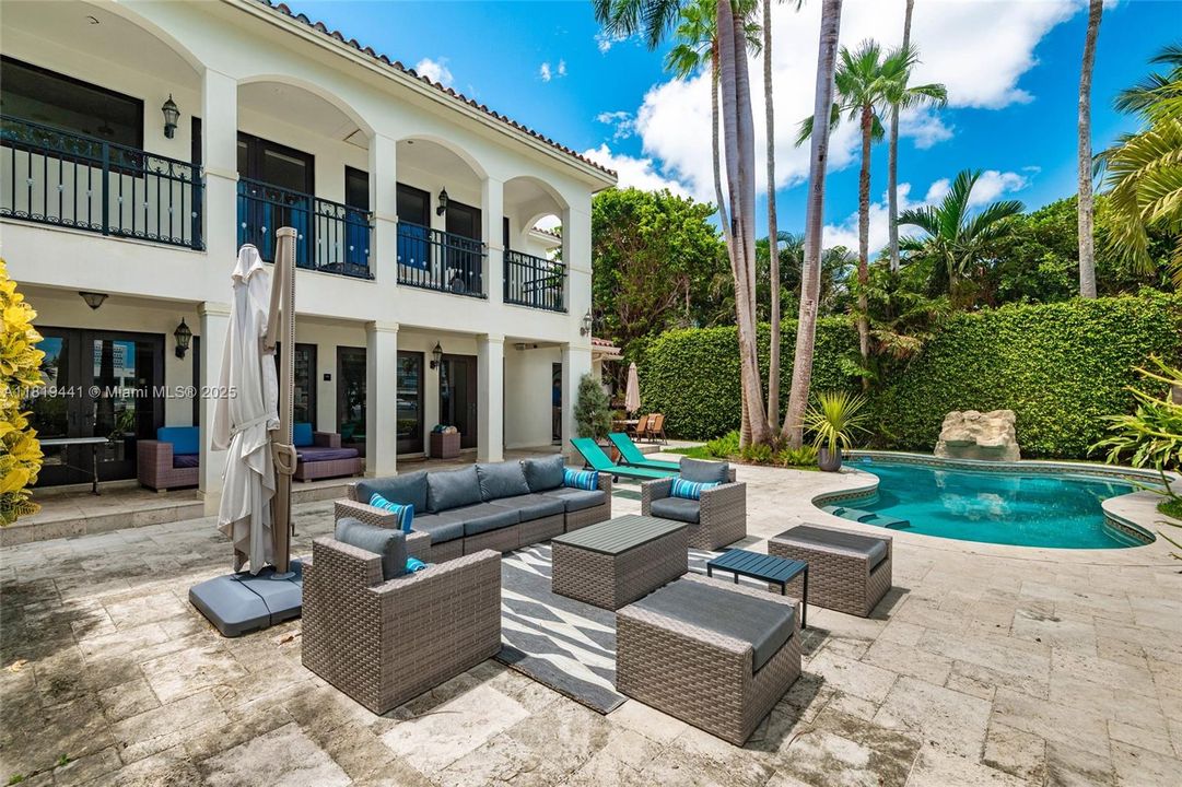 На продажу: $13,999,000 (6 спален, 5 ванн, 5809 Квадратных фут)