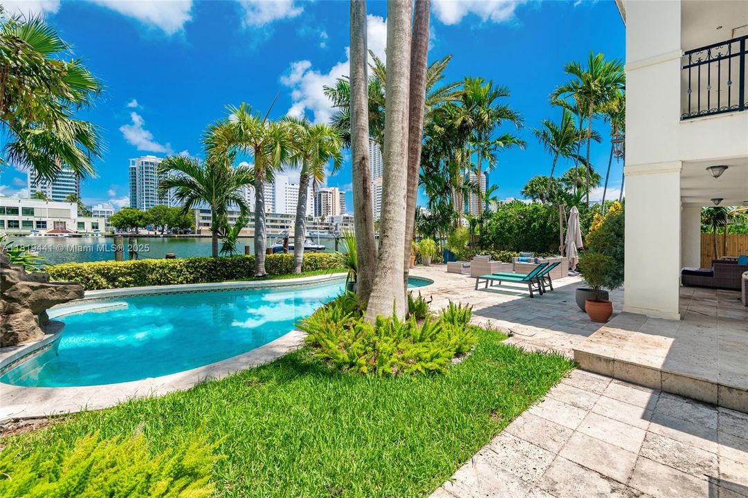 На продажу: $13,999,000 (6 спален, 5 ванн, 5809 Квадратных фут)