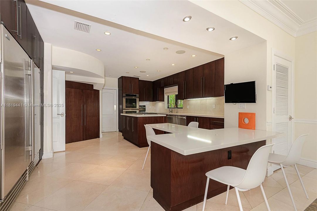 На продажу: $13,999,000 (6 спален, 5 ванн, 5809 Квадратных фут)