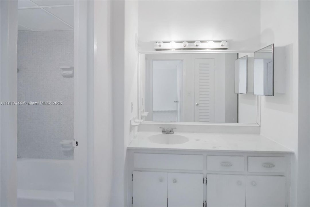 待售: $215,000 (0 贝兹, 1 浴室, 560 平方英尺)