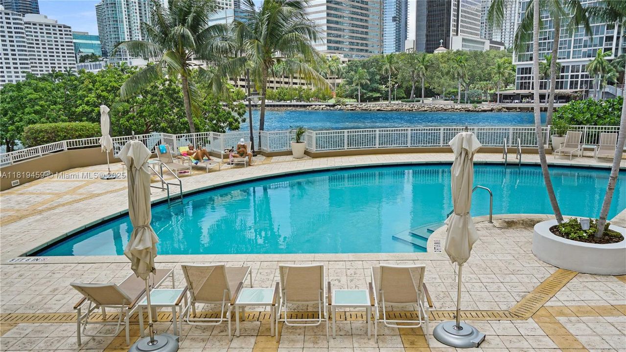 На продажу: $995,000 (2 спален, 2 ванн, 1303 Квадратных фут)