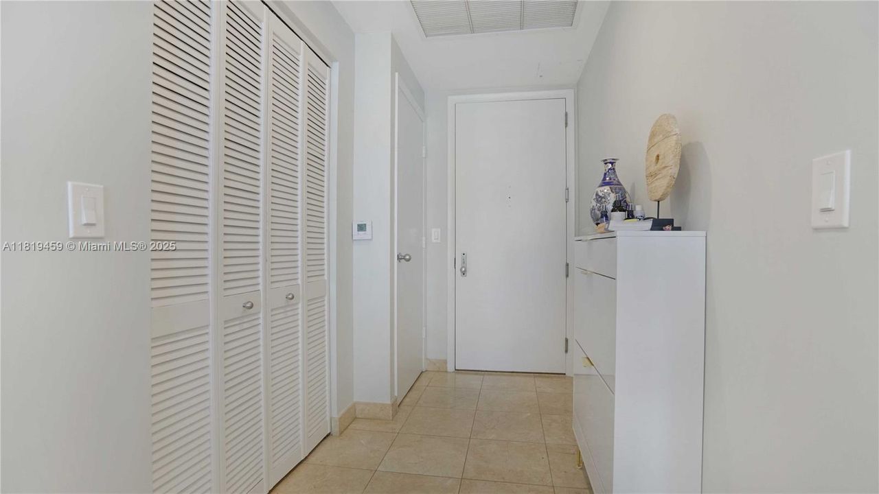 На продажу: $995,000 (2 спален, 2 ванн, 1303 Квадратных фут)