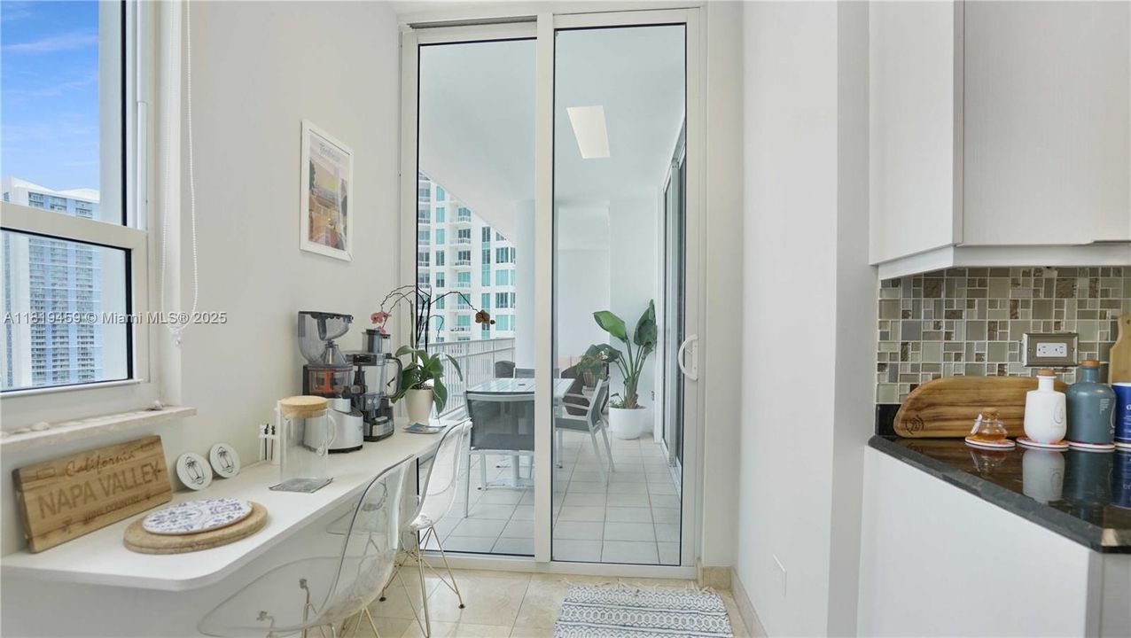 На продажу: $995,000 (2 спален, 2 ванн, 1303 Квадратных фут)