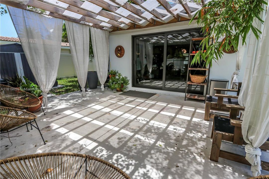 Recently Rented: $3,900 (2 beds, 1 baths, 1400 Square Feet)