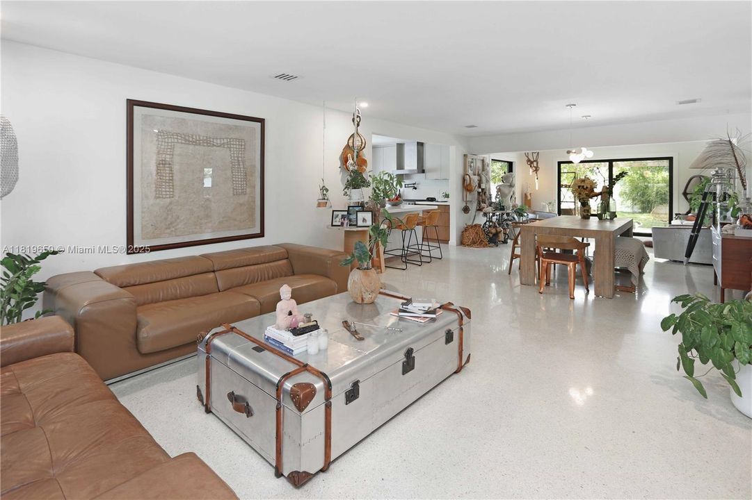 Recently Rented: $3,900 (2 beds, 1 baths, 1400 Square Feet)