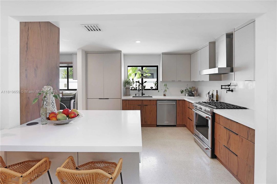 Recently Rented: $3,900 (2 beds, 1 baths, 1400 Square Feet)