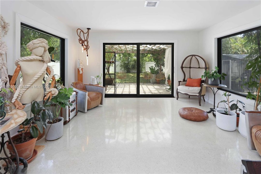 Recently Rented: $3,900 (2 beds, 1 baths, 1400 Square Feet)