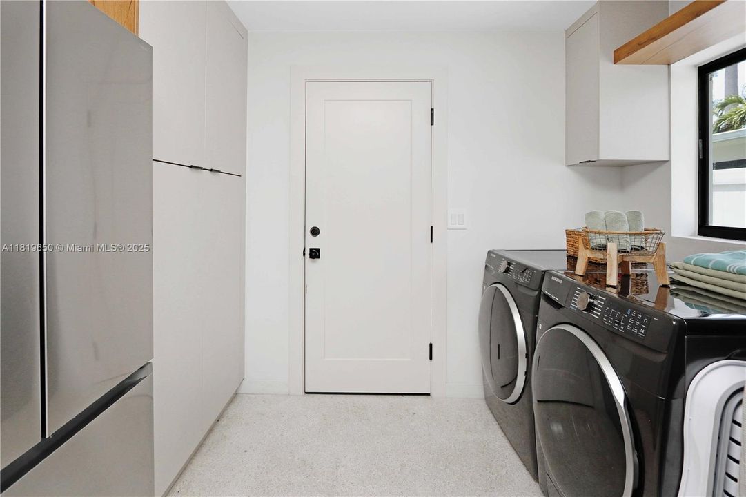 Recently Rented: $3,900 (2 beds, 1 baths, 1400 Square Feet)