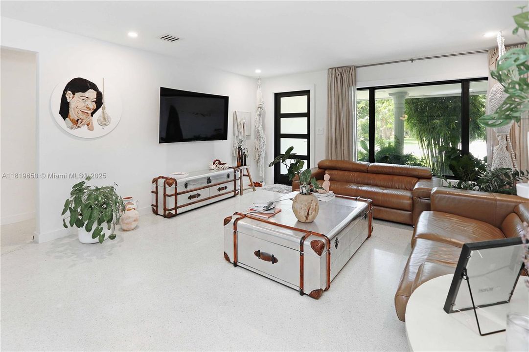 Recently Rented: $3,900 (2 beds, 1 baths, 1400 Square Feet)