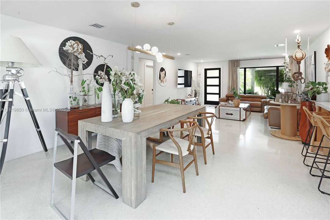 Recently Rented: $3,900 (2 beds, 1 baths, 1400 Square Feet)