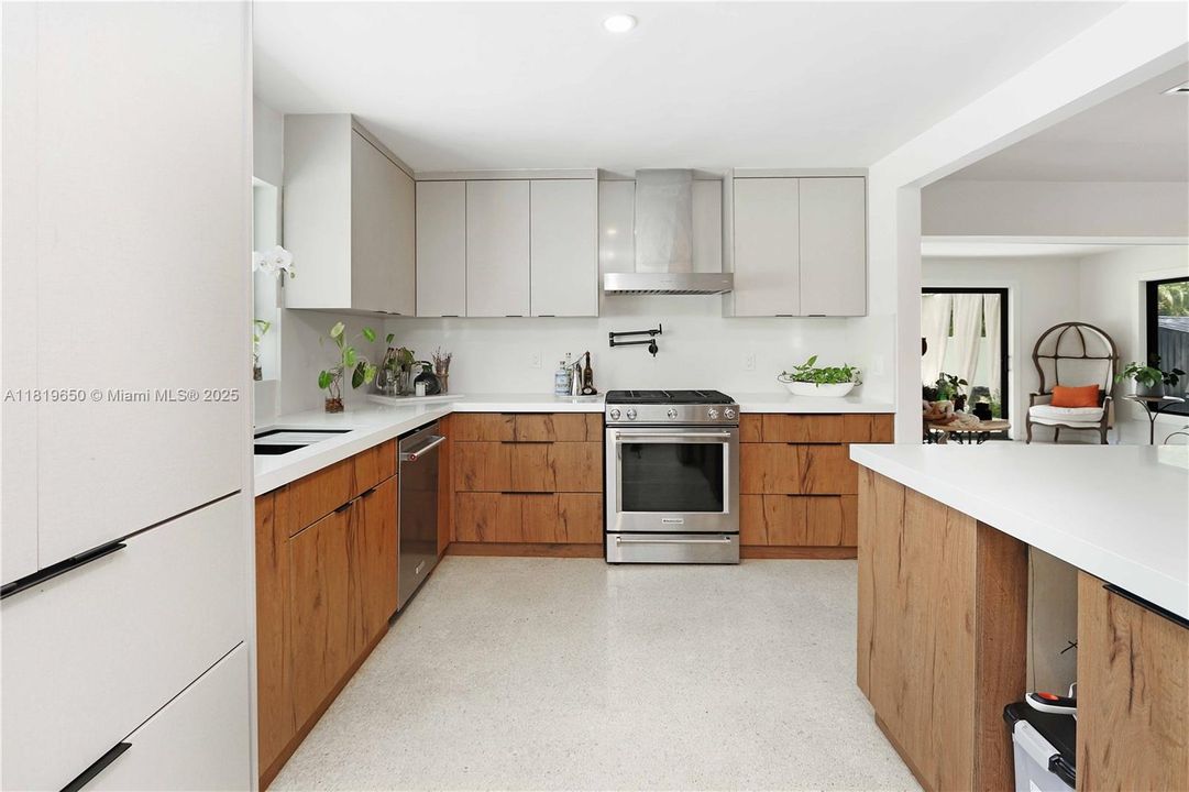 Recently Rented: $3,900 (2 beds, 1 baths, 1400 Square Feet)