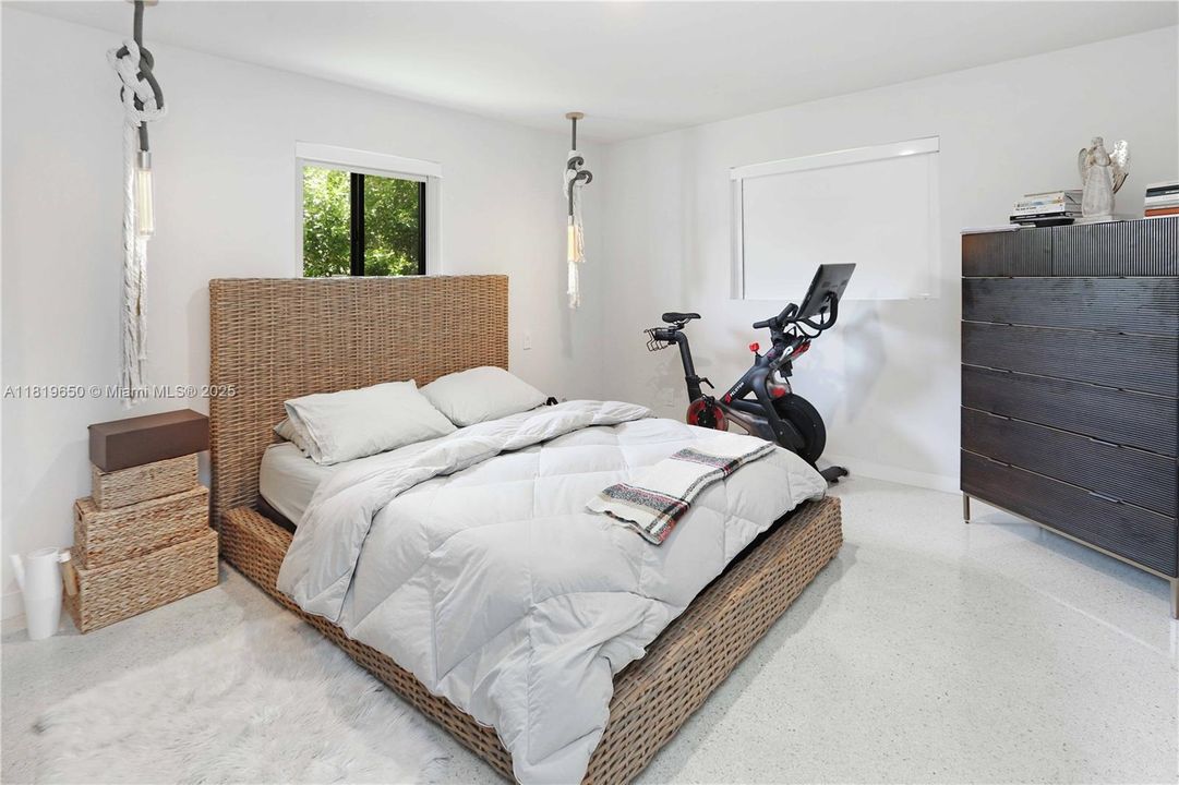 Recently Rented: $3,900 (2 beds, 1 baths, 1400 Square Feet)