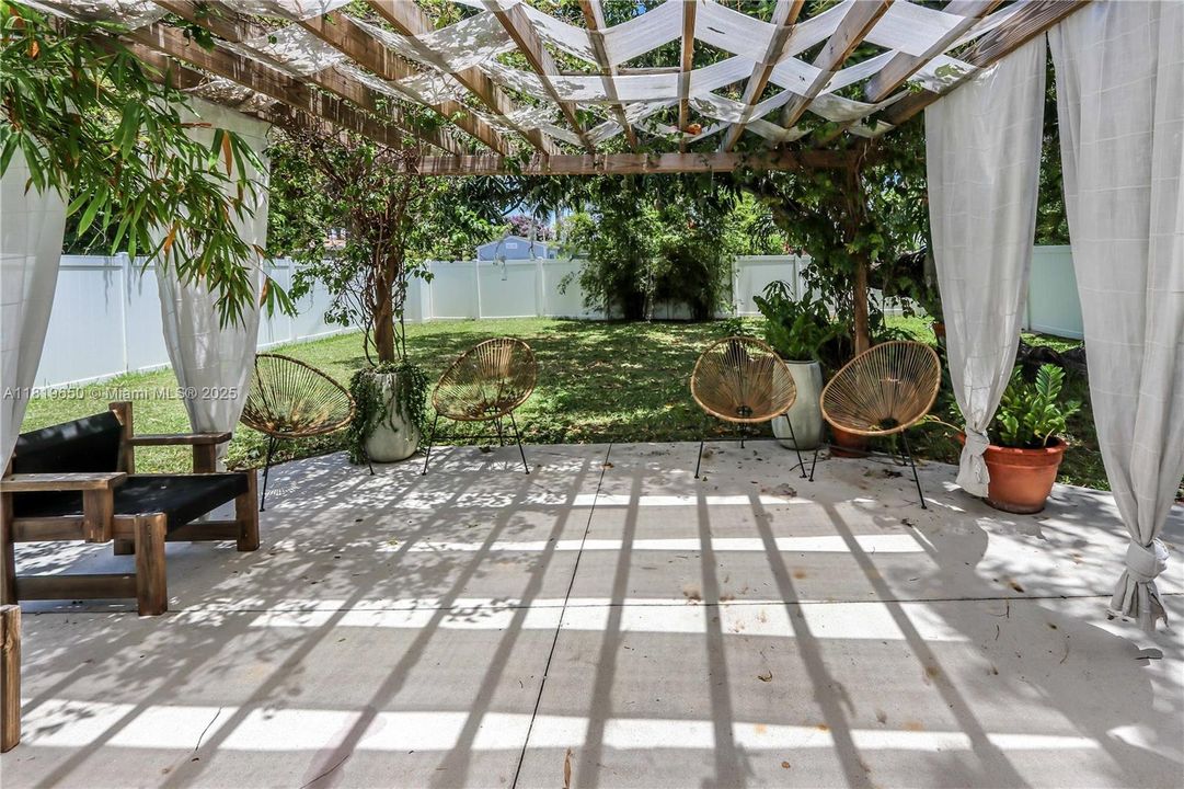 Recently Rented: $3,900 (2 beds, 1 baths, 1400 Square Feet)