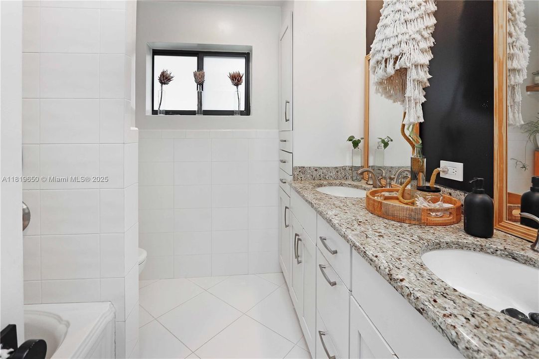 Recently Rented: $3,900 (2 beds, 1 baths, 1400 Square Feet)